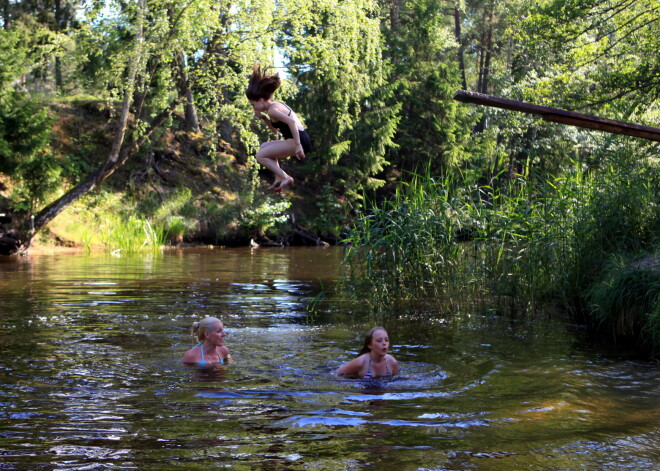 Вода в реках прогрелась до +20 градусов