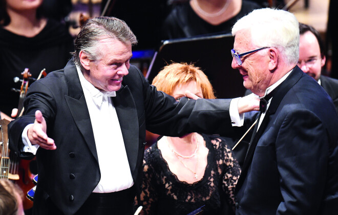 Diriģents Mariss Jansons (no kreisās) un komponists Raimonds Pauls uzstājas Latvijas Nacionālā simfoniskā orķestra 90.jubilejas atklāšanas koncertā Lielajā ģildē.