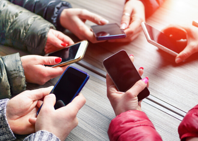 Atkarību gūstā - kā tikt vaļā no alkohola, sociālajiem tīkliem, cukura un citām apsēstībām uz visiem laikiem