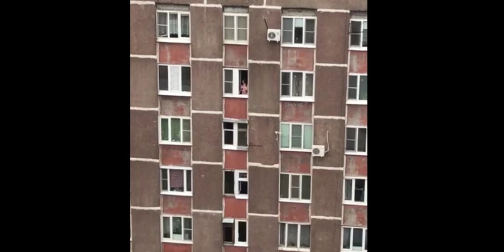 Шокирующее видео: мать высунула ребенка из окна 8-го этажа и "в шутку" чуть не уронила его