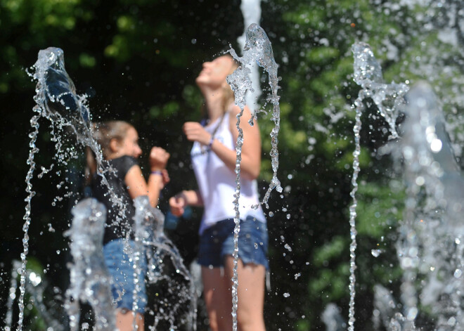 Šodien gaidāms īpaši stiprs karstums - visā Latvijā dzeltenais brīdinājums