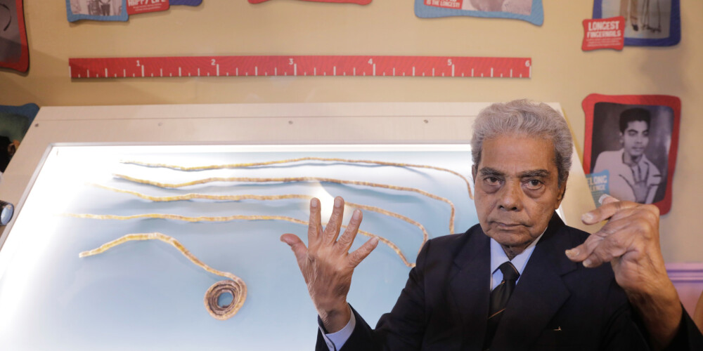 Индиец, 66 лет отращивавший ногти, состриг их