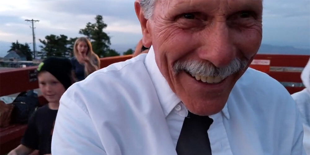 Pēdējā laika sirsnīgākais VIDEO: vectēvs netīšām nofilmē sevi, nevis mazdēla bildinājumu
