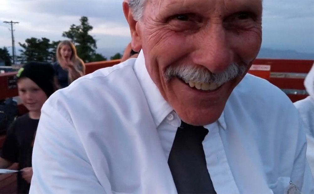 Pēdējā laika sirsnīgākais VIDEO: vectēvs netīšām nofilmē sevi, nevis mazdēla bildinājumu