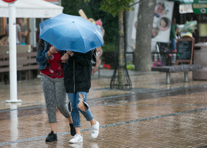 Piektdien lielākajā valsts daļā intensīvi līs un dārdēs pērkons