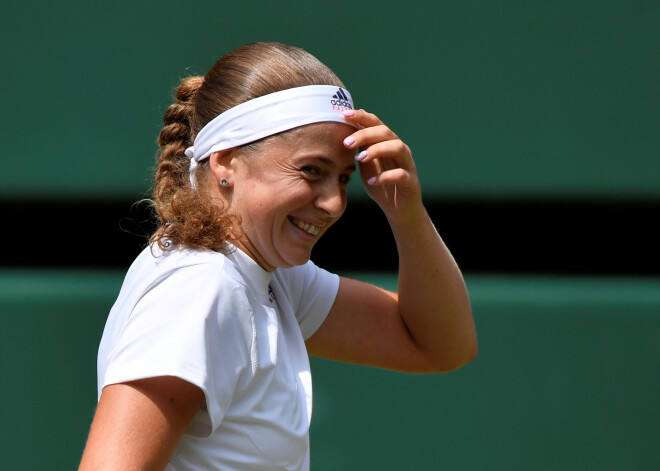 Vimbldonas "Grand Slam" pusfinālā Latvijas tenisiste Aļona Ostapenko cīnās ar bijušo ranga pirmo raketi Andželiku Kerberi.