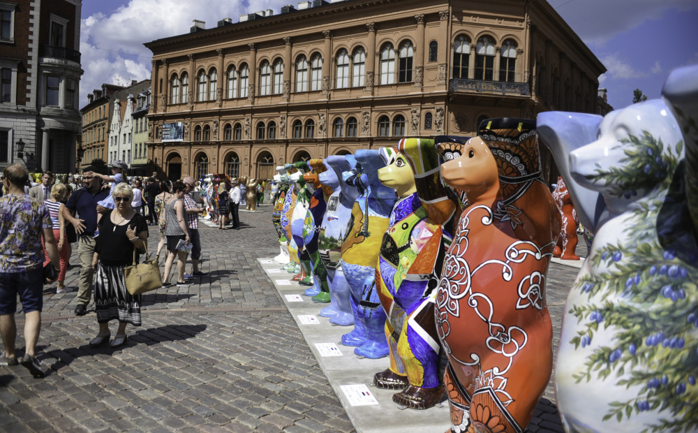 FOTO: Doma laukumu pārņēmuši košie un krāsainie Berlīnes lāči