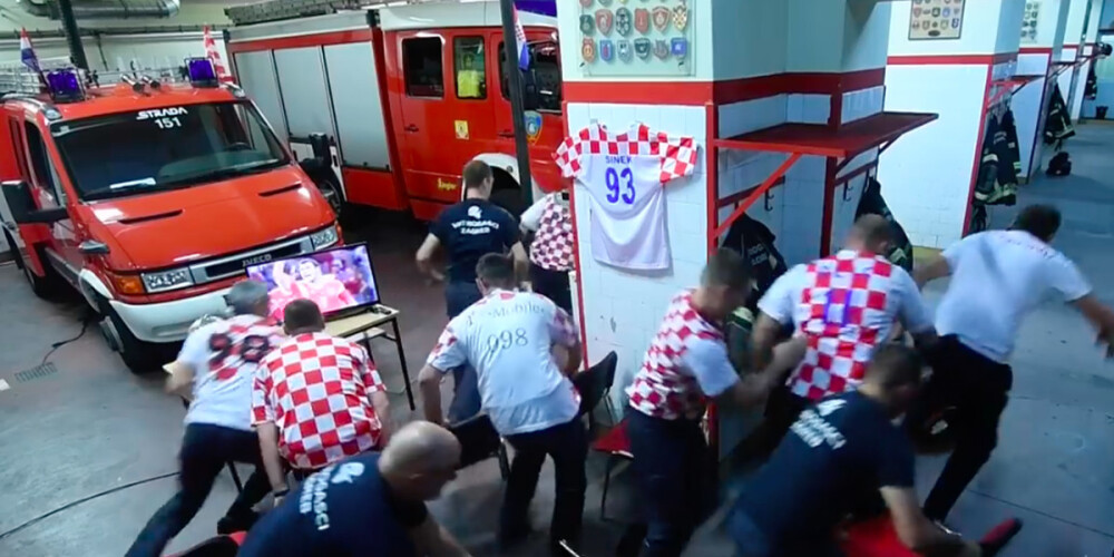 Apbrīnojama profesionalitāte! Horvātu ugunsdzēsēji pamet futbola spēles izšķirošo mirkli, jo jāglābj dzīvības