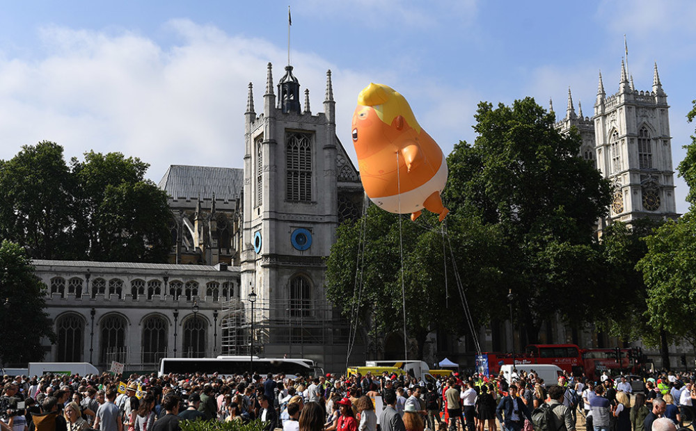 Protestētāji Londonā pie parlamenta palaiž gaisā balonu 