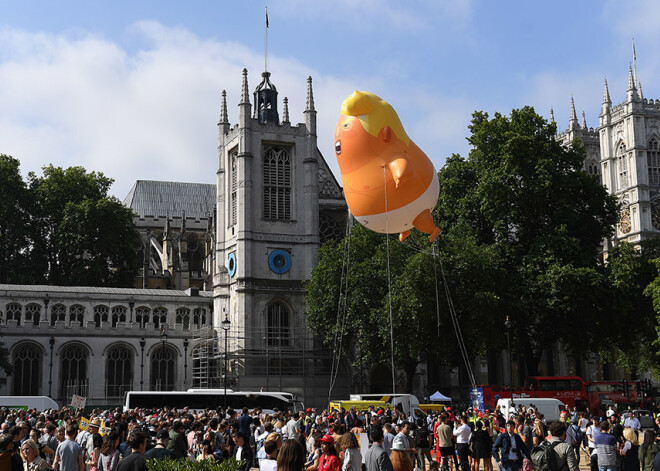 Protestētāji Londonā pie parlamenta palaiž gaisā balonu "Trampa mazuļa" izskatā