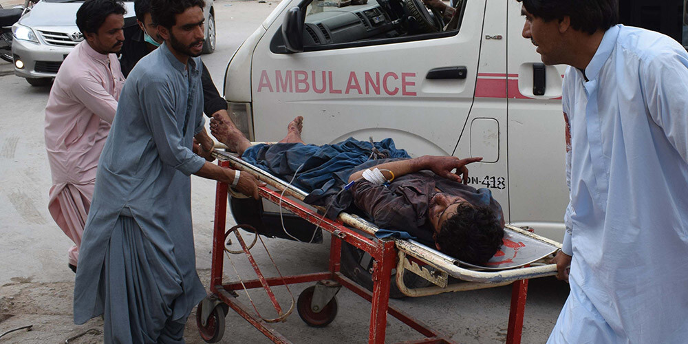 Asiņains priekšvēlēšanu mītiņš Pakistānā: pašnāvnieka sarīkotā sprādzienā vairāk nekā 100 mirušo