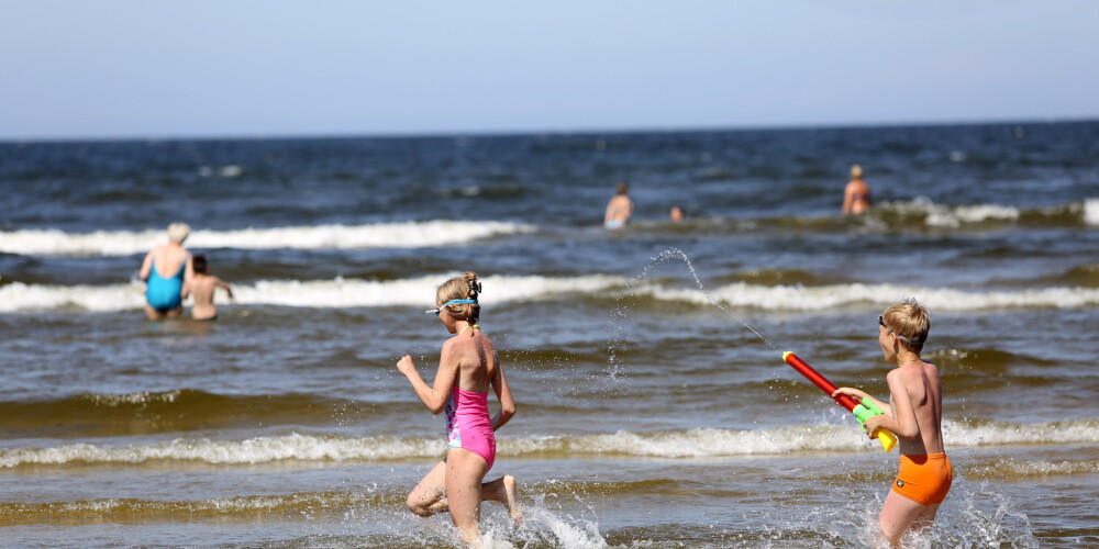 Ūdens temperatūra jūrā no +10 grādiem Ventspilī līdz +20 grādiem Rīgas līča Kurzemes piekrastē