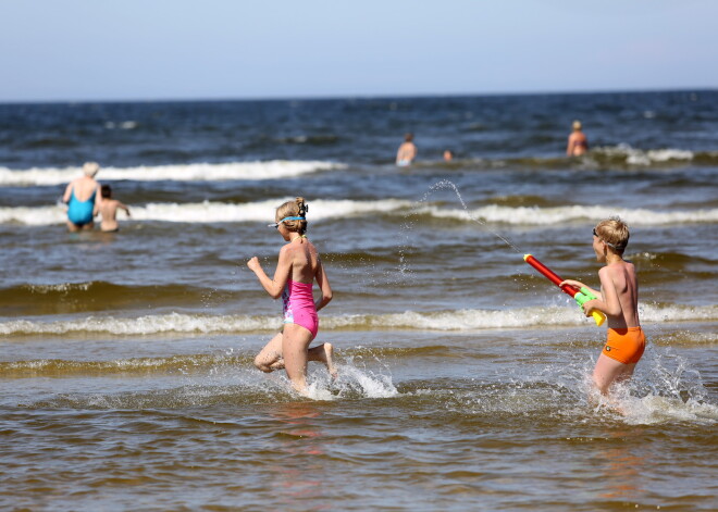 Ūdens temperatūra jūrā no +10 grādiem Ventspilī līdz +20 grādiem Rīgas līča Kurzemes piekrastē