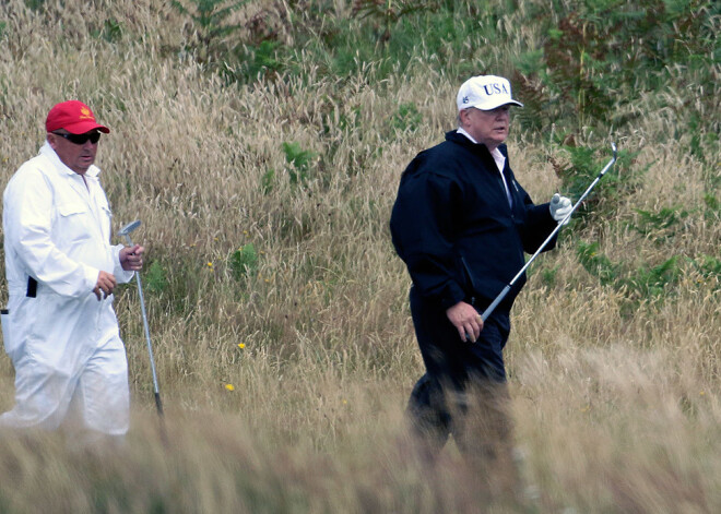 Kamēr Tramps mierīgi spēlē golfu, tūkstošiem cilvēku Edinburgā rīko protestus