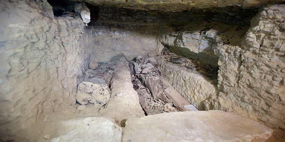 Trauki, koka zārki un sarkofāgi: arheologi Ēģiptē atklājuši mumificēšanas darbnīcu