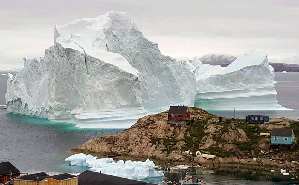 Mazu Grenlandes ciematu ar 170 iedzīvotājiem apdraud kalna lieluma aisbergs