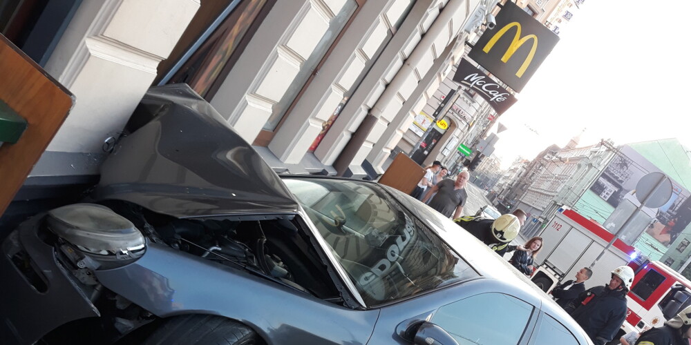 Foto: avārija Rīgas sirdī - "Mercedes" burtiski ieskrien "Makdonaldā"