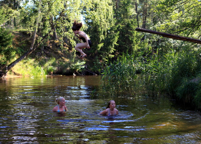 В реках и озерах вода прогрелась до +23 градусов