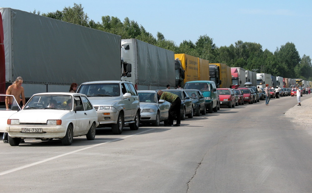 Krievija šodien pārtrauc pārbaudīt ES reģistrētos auto; Terehovā veidojas rindas
