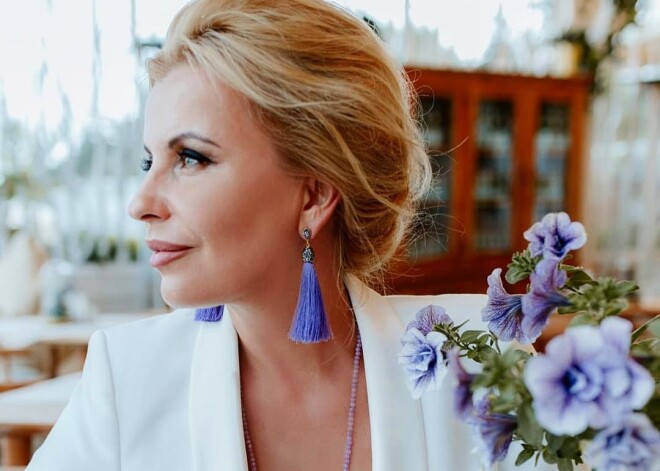 Agnese Zeltiņa pēc šķiršanās neskumst, vaļojas pie baseina un solās būt stipra