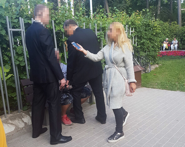 Aizturētā biļešu tirgotāja kompanjone kareivīgi sniedza savu mobilo telefonu apsargiem, lai tie parunā ar sazvanīto cilvēku un atlaiž aizturēto. Apsargi atteicās ņemt telefonu, sakot, ka šī lieta jārisina policijai.