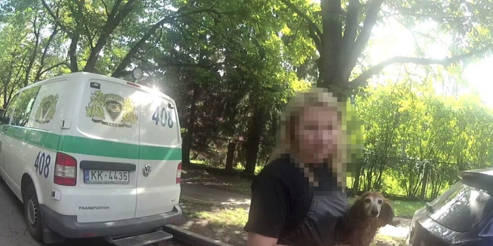 Policisti Rīgā steidzas glābt mašīnā ieslēgtu smilkstošu suni, kamēr saimniece kaut kur viesojas
