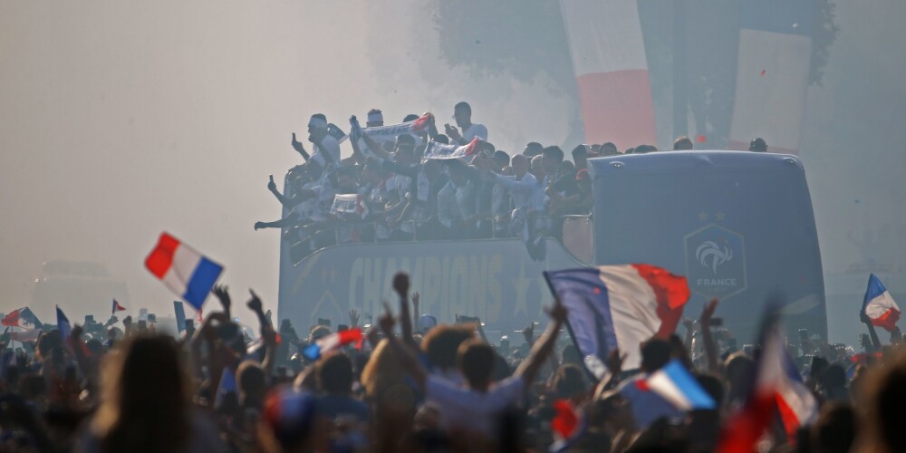 FOTO: tūkstoši līdzjutēju Parīzē sagaida jaunos pasaules čempionus