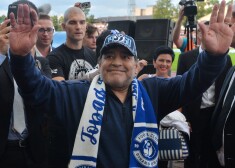 Djego Maradona prezentēts kā Brestas "Dynama" jaunais priekšsēdētājs.