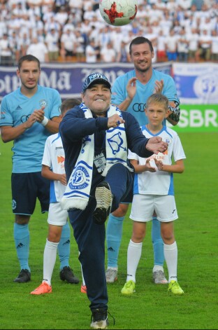 Djego Maradona prezentēts kā Brestas "Dynama" jaunais priekšsēdētājs.