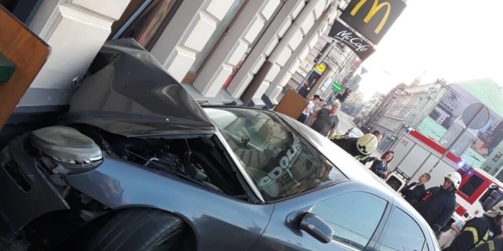 "McDonald's" darbinieki necieta avārijā, kurā "Mercedes" taranēja restorāna sienu