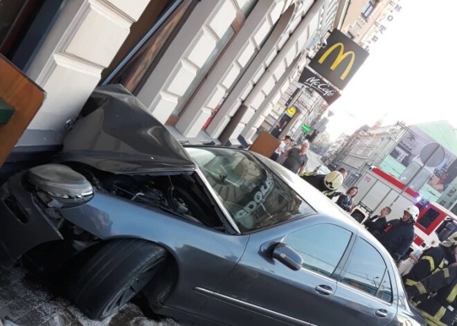 "McDonald's" darbinieki necieta avārijā, kurā "Mercedes" taranēja restorāna sienu