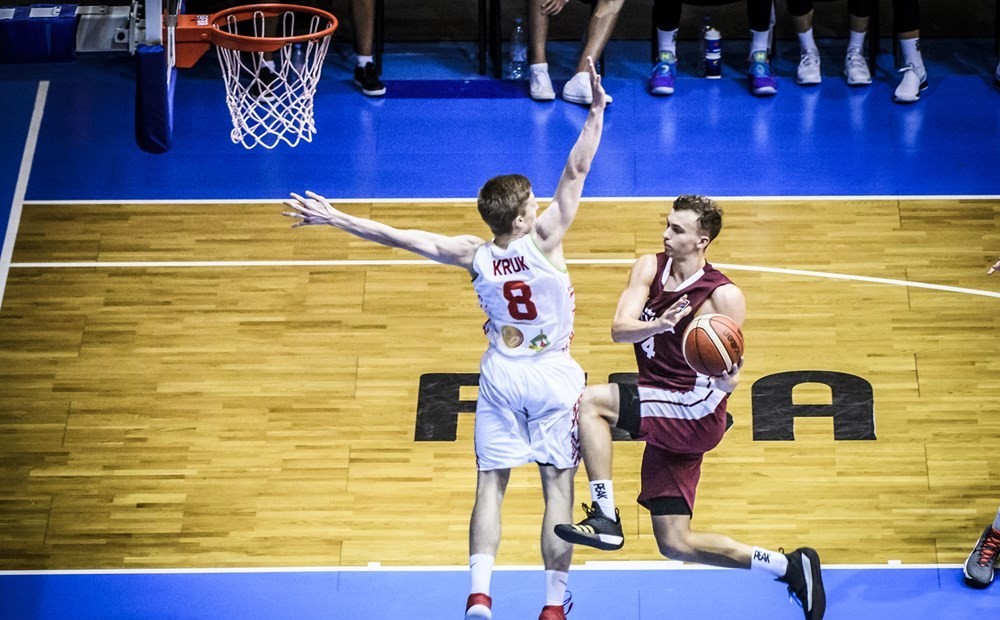 U-20 basketbolisti Eiropas čempionāta otrās divīzijas apakšgrupas noslēdzošajā mačā sagrauj Baltkrieviju