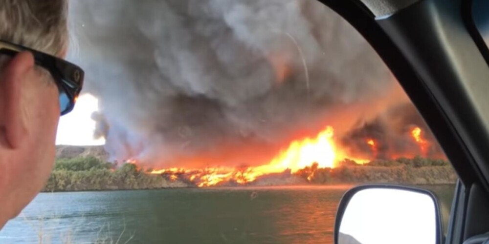 Американцы сняли на видео превращение огненного вихря в водяной смерч