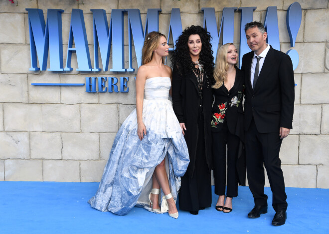 Zvaigznes pulcējas filmas "Mamma Mia! Mēs atkal esam klāt" pirmizrādē