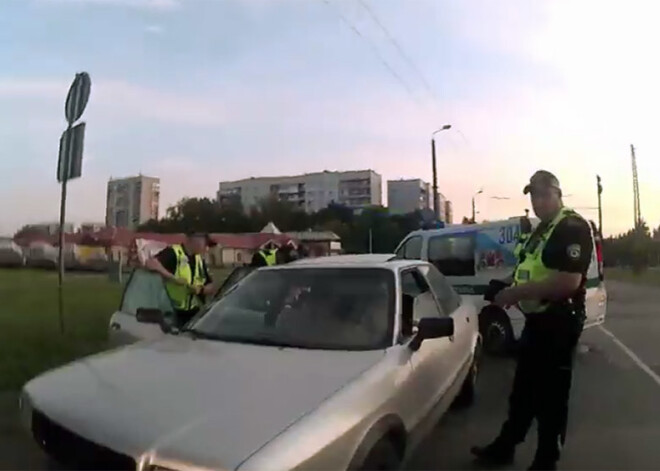 Policisti pēc pakaļdzīšanās Mežciemā aiztur 3 jaunus vīriešus, kuri bija sazagušies auto detaļas