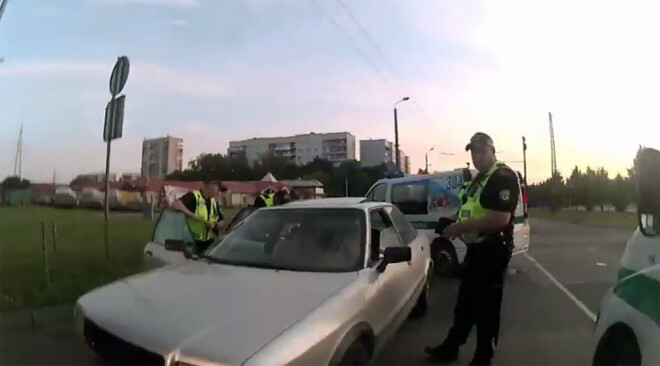Pēc pakaļdzīšanās policistiem izdevās aizturēt bēgošo “Audi” markas automašīnu.