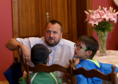 Romas katoļu draudzes mācītājs Andrejs Mediņš Bruknas muižā.