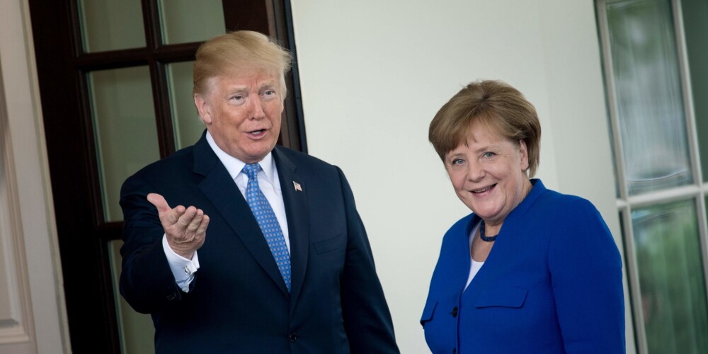Tramps atkal dzeļ Merkelei: "Angela bija superzvaigzne līdz brīdim, kad atļāva miljoniem iebraukt Vācijā"