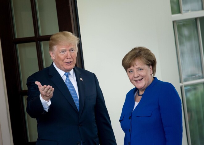 Tramps atkal dzeļ Merkelei: "Angela bija superzvaigzne līdz brīdim, kad atļāva miljoniem iebraukt Vācijā"