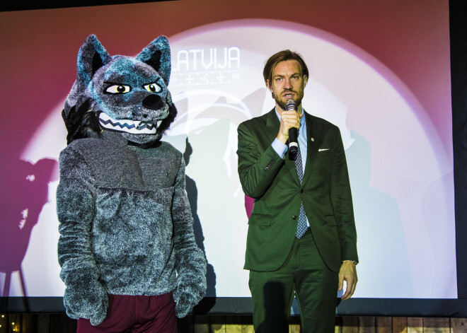 Latvijas Futbola federācija (LFF) trešdien prezentēja valstsvienības jauno logo, formas un talismanu vilka veidolā.