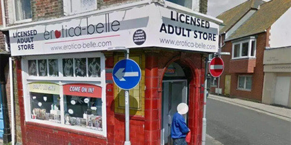 Посетитель секс-шопа с полным пакетом покупок попал на карты Google