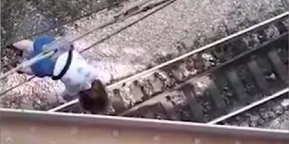 Видео: девочка повисла на проводах, пытаясь сделать селфи