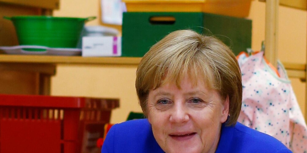 Фотография Меркель с "занимающимися сексом" медведями за спиной взорвала Сеть