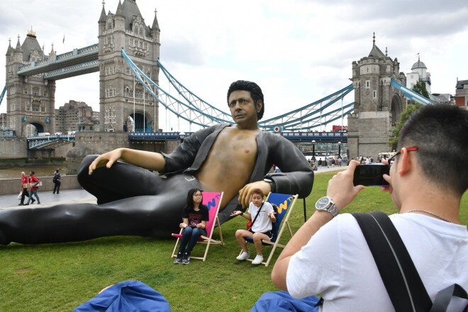 Fani jau straumēm plūstot fotografēties pie šīs milzu statujas, dēvējot to par vienu no beidzamā laika iespaidīgākajām Londonas atrakcijām.