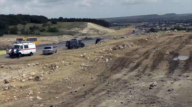 Autoceļa būve virs alas uz laiku ir apturēta, lai izvairītos no ceļa iebrukšanas.