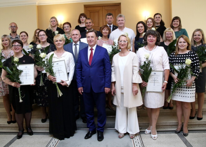 Ministru prezidents Māris Kučinskis, kultūras ministre Dace Melbārde (centrā) un XXVI Vispārējo latviešu Dziesmu un XVI Deju svētku organizatori kopīgā fotogrāfijā tikšanās laikā Ministru kabinetā.