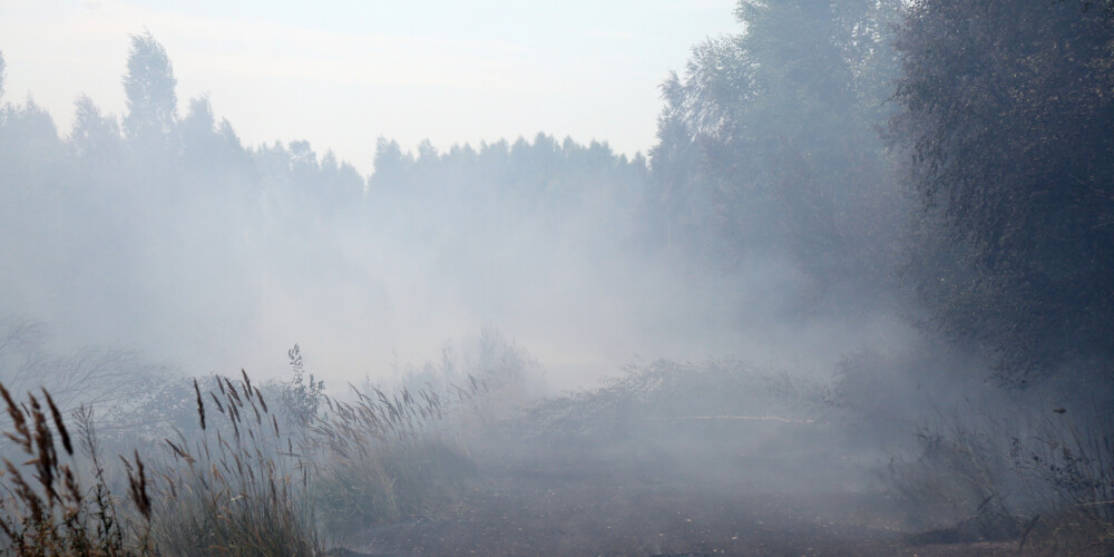 Jau trešo dienu turpina dzēst meža un kūdras ugunsgrēku Valdgales pagastā; vietām joprojām deg ar atklātu liesmu