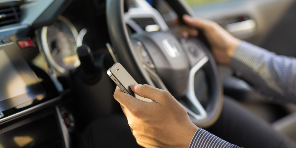Igauņi aktīvi cīnās ar nopietno problēmu: auto vadīšanu "telefona reibumā"