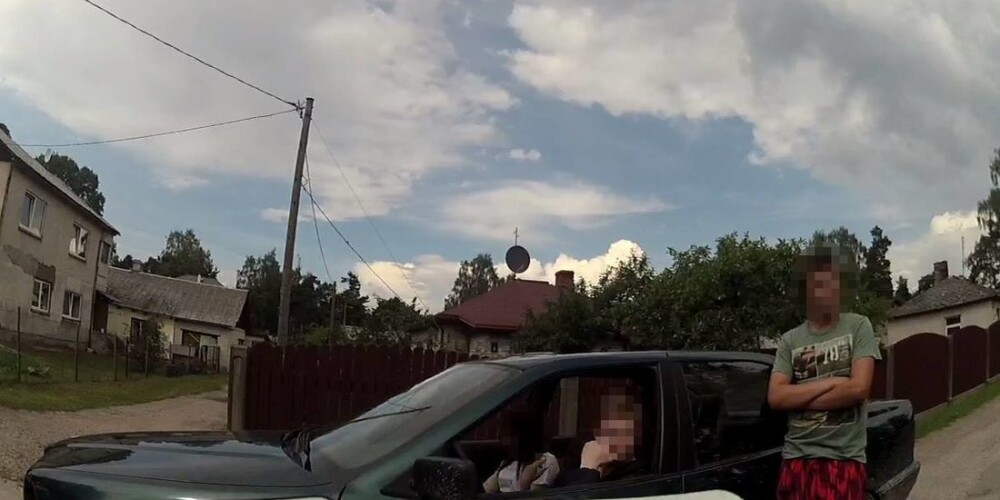 В Яунциемсе несовершеннолетние мальчики катались на крыше автомобиля