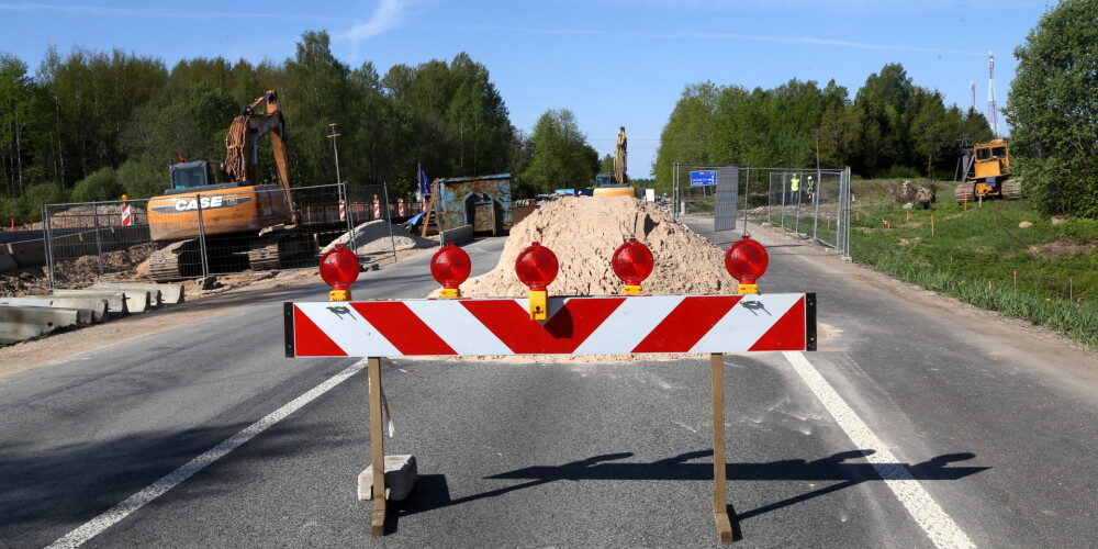 Remontdarbu laikā uz vairākiem autoceļiem Latvijas reģionos noteikti satiksmes ierobežojumi
